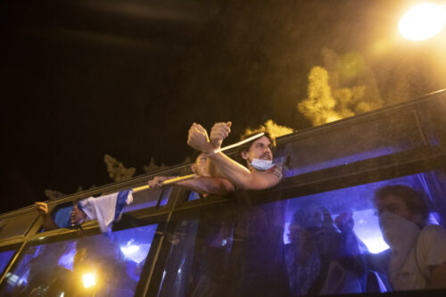 עצורים בזינזאנה משטרתית בהפגנה בכיכר פריז ביולי (צילום: אורן זיו)
