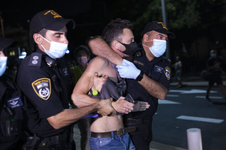 מעצר אלים במהלך ההפגנה בתל אביב נגד נתניהו ונגד החוק האוסר הפגנות, 3 באוקטובר 2020 (צילום: אורן זיו)