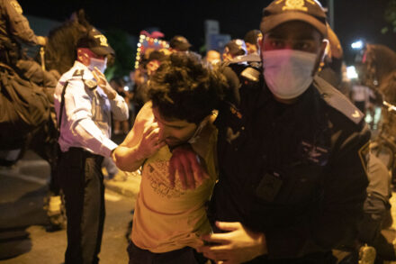 שוטר עוצר את ירדן שפר (צילום: אורן זיו)
