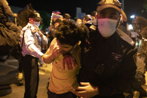 שוטר עוצר את ירדן שפר (צילום: אורן זיו)