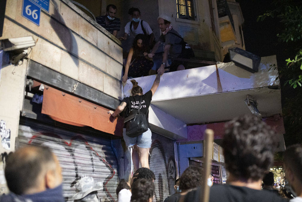 מפגינםי מנסים לצאת מהמכלאה באלנבי, בהפגנה בתל אביב נגד נתניהו ונגד החוק האוסר הפגנות, 4 באוקטובר 2020 (צילום: אורן זיו)
