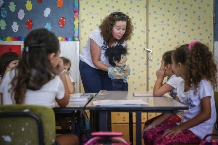 מורה מברכת את תלמידיה ביום הראשון ללימודים בבית ספר בירושלים. למצולמים אין קשר לכתבה (צילום: הדס פארוש / פלאש90)
