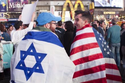 גופי התקשורת האלו עדיין מכתיבים את האופן שבו נתפסים פלסטינים בעיניי אמריקאים, ופלסטינים עדיין מודרים מהדיון הזה. הפגנה פרו-ישראלית בניו-יורק, אוקטובר 2015 (אמיר לוי / פלאש 90)