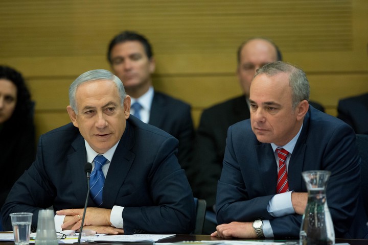 ראש הממשלה, בנימין נתניהו, ושר האנרגיה, יובל שטייניץ, ב-8 בדצמבר 2015 (צילום: יונתן זינדל / פלאש90)