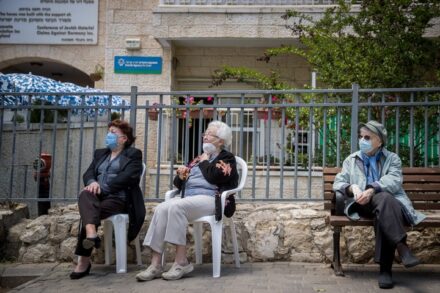 זקנים בבית אבות בירושלים, ב-10 במאי 2020 (צילום: יונתן זינדל / פלאש90)