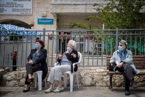 זקנים בבית אבות בירושלים, ב-10 במאי 2020 (צילום: יונתן זינדל / פלאש90)
