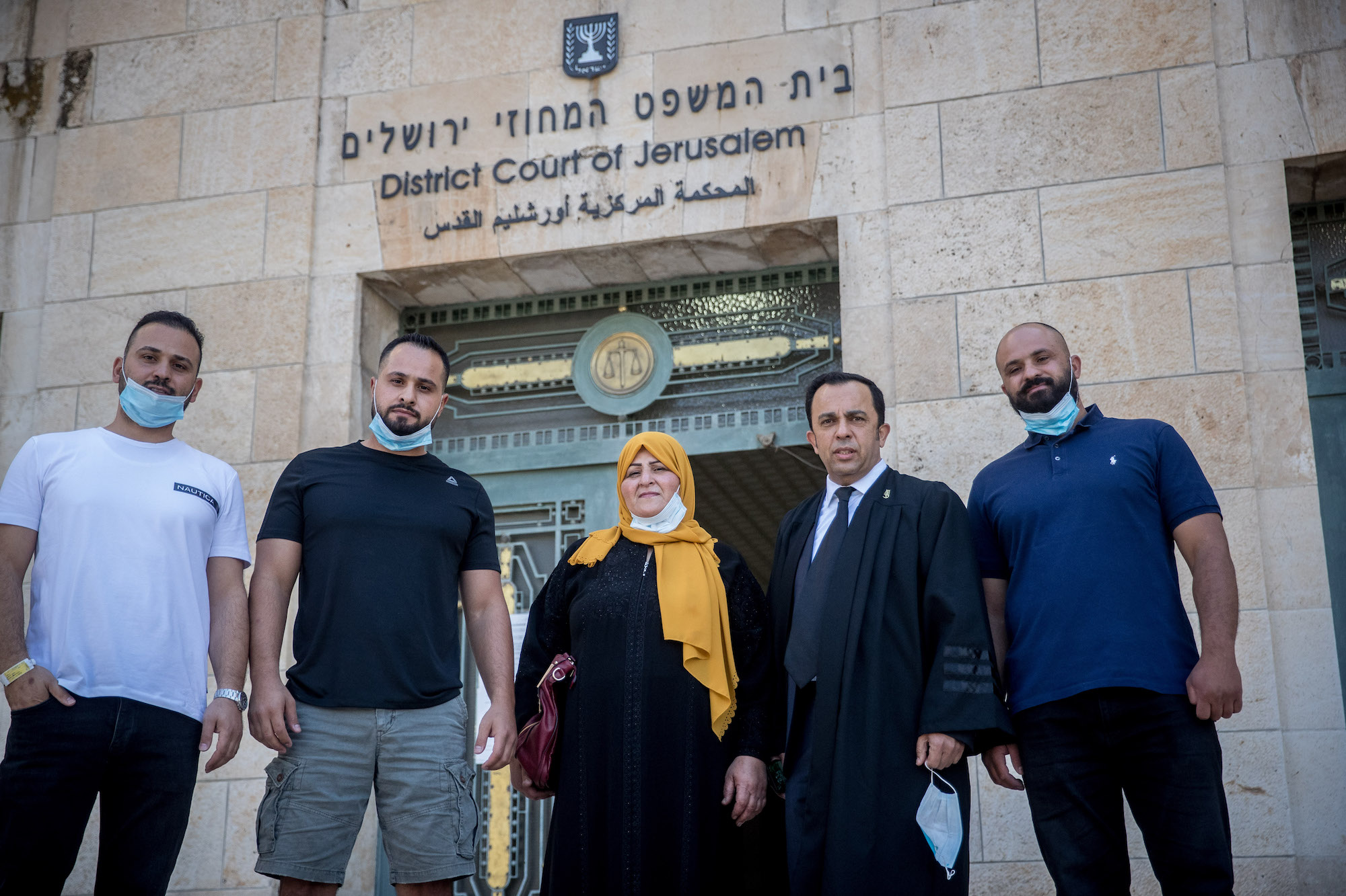 בני משפחת סומרין ועורך דינם מגיעים לבית המשפט המחוזי בירושלים, ב-30 ביוני 2020 (צילום: יונתן זינדל / פלאש90)