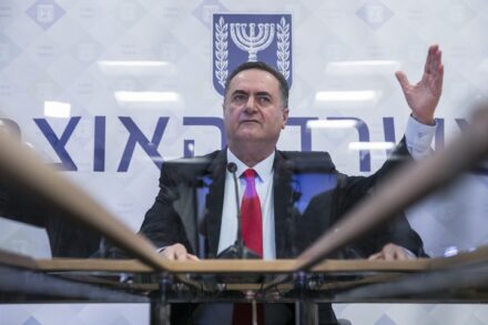 זריית חול בעיניים. שר האוצר ישראל כץ (צילום: אוליבייה פיטוסי / פלאש 90)