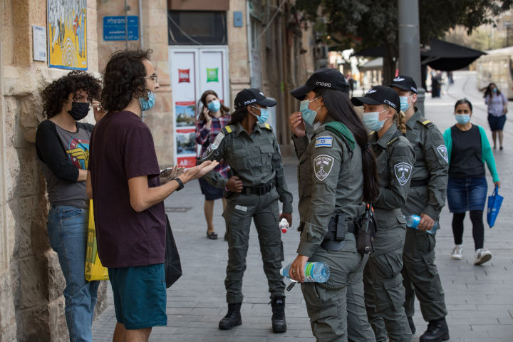 שוטרי מג"ב מסיירים ברחוב יפו בירושלים, ב-21 באוקטובר 2020 (צילום: נתי שוחט / פלאש90)