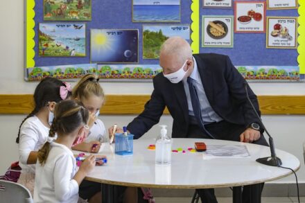 שר החינוך, יואב גלנט, מבקר בבית ספר במבוא חורון ב-1 בספטמבר 2020 (צילום: מרק ישראל סלם)