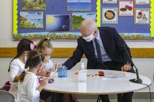שר החינוך, יואב גלנט, מבקר בבית ספר במבוא חורון ב-1 בספטמבר 2020 (צילום: מרק ישראל סלם) שר החינוך, יואב גלנט, מבקר בבית ספר במבוא חורון ב-1 בספטמבר 2020 (צילום: מרק ישראל סלם)