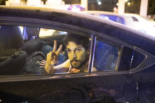 שוטרים עוצרים את אהרון לוביץ׳ בצעדה בירושלים (צילום: אורן זיו)