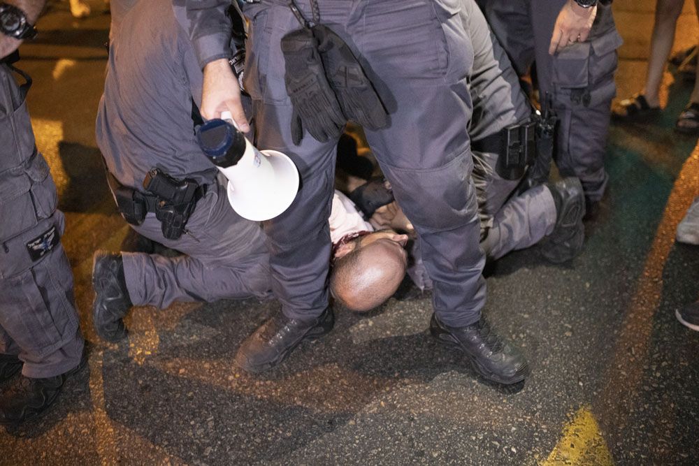 שוטרים עוצרים מפגין בשבוע שעבר בתל אביב (צילום: אורן זיו)