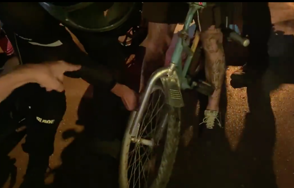 שוטר מוציא אויר מגלגלים של אופניים של מפגין (צילום: אמהות נגד אלימות המשטרה)