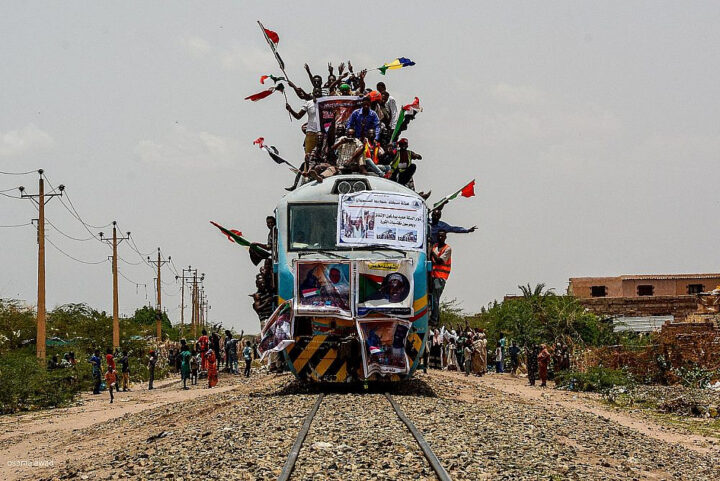 מפגינים סודאנים על רכבת בזמן המהפכה במדינה, ב-17 באוגוסט 2019 (אוסאמה אלפקי / וויקימדיה)