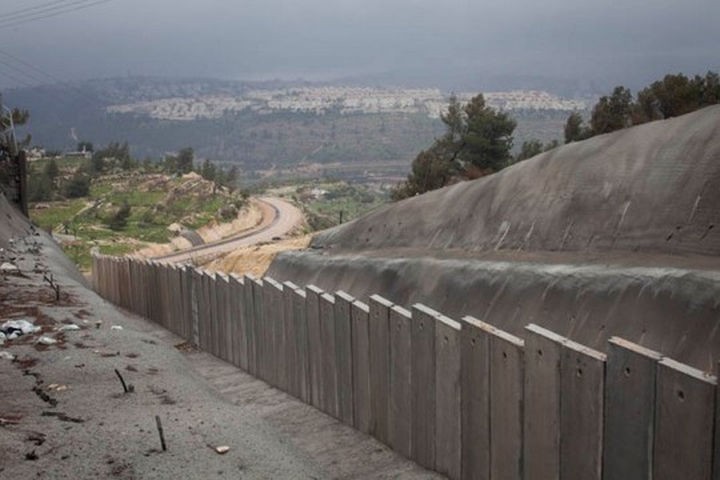 חומת ההפרדה בוולאג'ה, ברקע ירושלים (אורן זיו/אקטיבטסילס)