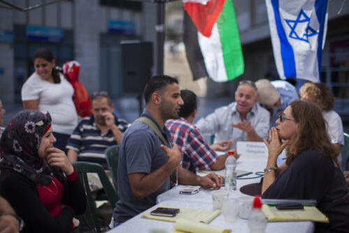 ישראלים ופלסטינים בירושלים, באוגוסט 2013 (צילום: יונתן זינדל / פלאש90)