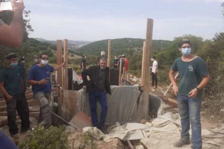 עאמר אבו חיג'לה ופעילים ליד הבריכה שנבנתה מחדש (צילום: אביב טטרסקי, באדיבות דהרמה מעורבת חברתית)