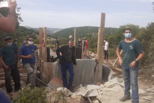 עאמר אבו חיג'לה ופעילים ליד הבריכה שנבנתה מחדש (צילום: אביב טטרסקי, באדיבות דהרמה מעורבת חברתית)