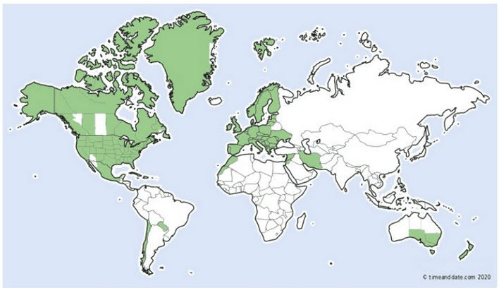 בירוק: מדינות שהחילו שעון קיץ ב-2020; בלבן: מדינות שלא נהוג בהן שעון קיץ (מקור: World Timezone)