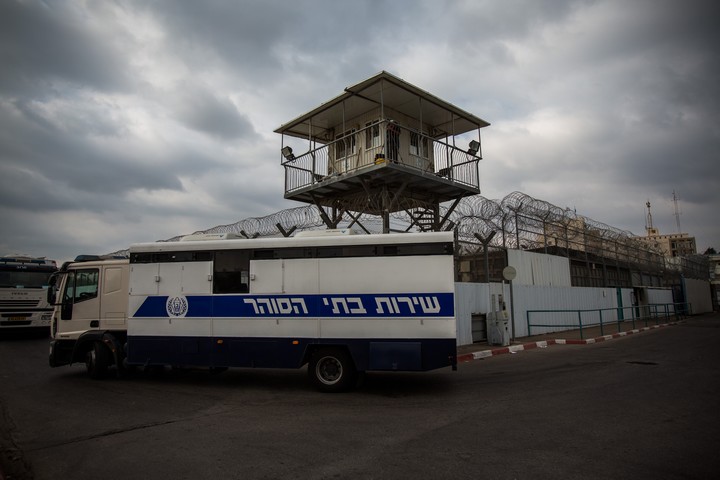 רכב להעברת אסירים מחוץ לכלא איילון, ב-2013 (צילום: אקטיבסטילס)