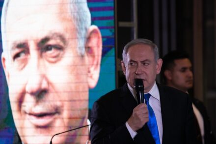 ראש הממשלה, בנימין נתניהו, בעצרת בחירות (צילום: אוליביה פיטוסי / פלאש 90) הימין היום לא רוצה ארץ ישראל השלמה או קפיטליזם. הוא רוצה שלטון יחיד של נתניהו. נתניהו בעצרת בחירות (צילום: אוליביה פיטוסי / פלאש 90)