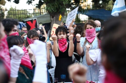 עצם השמות "הדגלים השחורים" ו"קריים מיניסטר" מבטאים אי הכרה בלגיטימיות של השלטון. מפגינות בבלפור (צילום: אורן זיו)