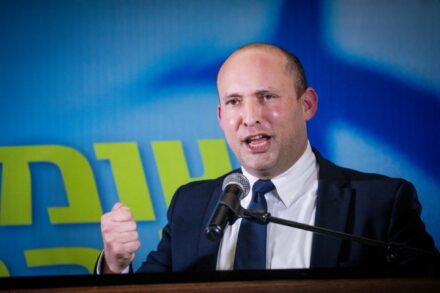 מפגיני השמאל תומכי הדמוקרטיה עלולים להיות אבני המרצפת שלו בדרך לשלטון. נפתלי בנט בעצרת בחירות של ימינה (צילום: יונתן זינדל / פלאש 90)