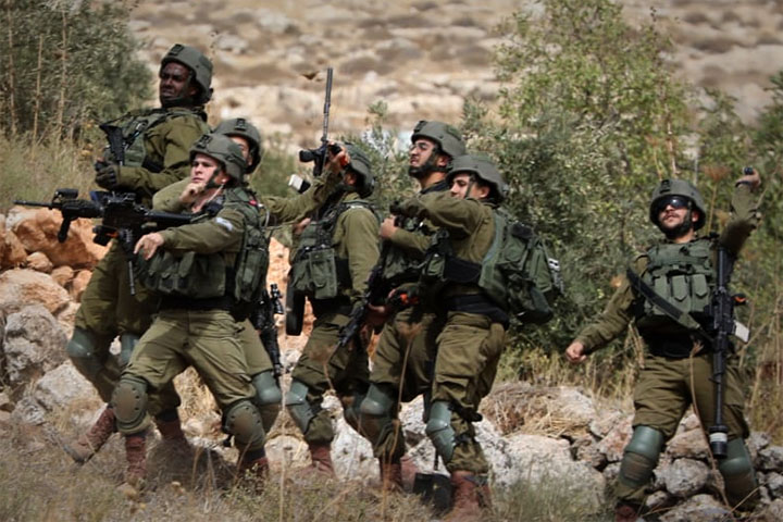 חיילים יורים גז מדמיע ישירות על מפגינים בבית דג'ן (צילום: אורן זיו)