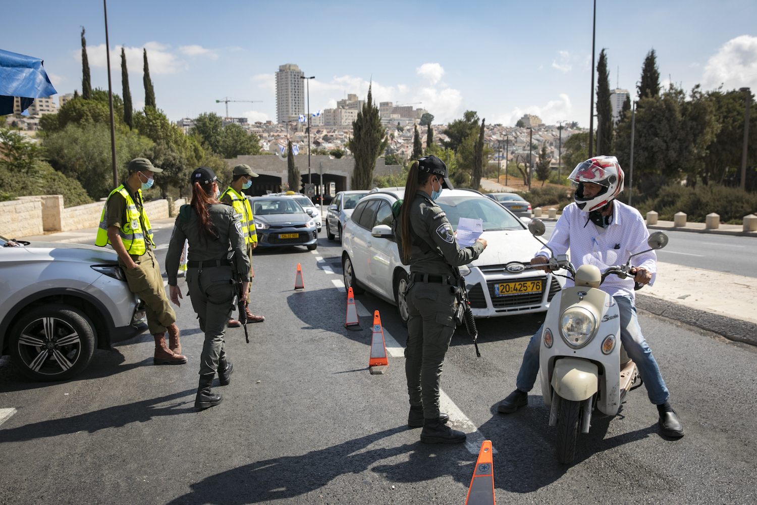 "היה צריך להימנע מסקוריטיזציה בישראל מהרגע הראשון". חיילים ושוטרים במחסום קורונה (אוליבייה פיטוסי / פלאש 90)