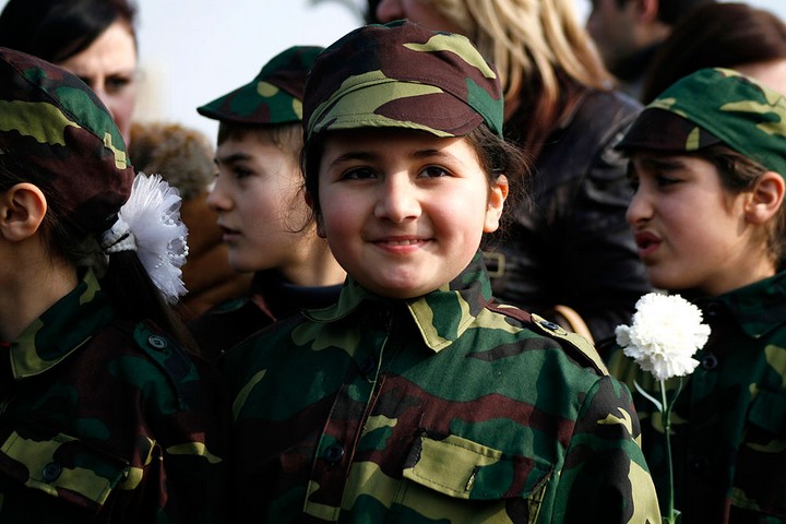 המאבק על נגורנו קרבאך הוא חלק יסודי בזהות הארמנית החדש. ילדים בחגיגות "יום הצבא הארמני" (צילום: סדראק מקרטצ'יאן CC BY NC ND 2.0) 