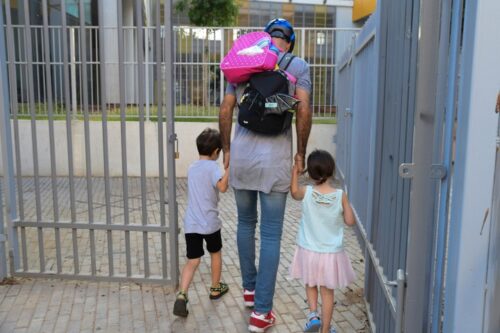 השיקול להחזרת ילדי הגן הוא בעיקר כלכלי: לשחרר את ההורים ללכת לעבודה. ילדים חוזרים הבוקר לגן (צילום: אבשלום ששוני / פלאש 90)