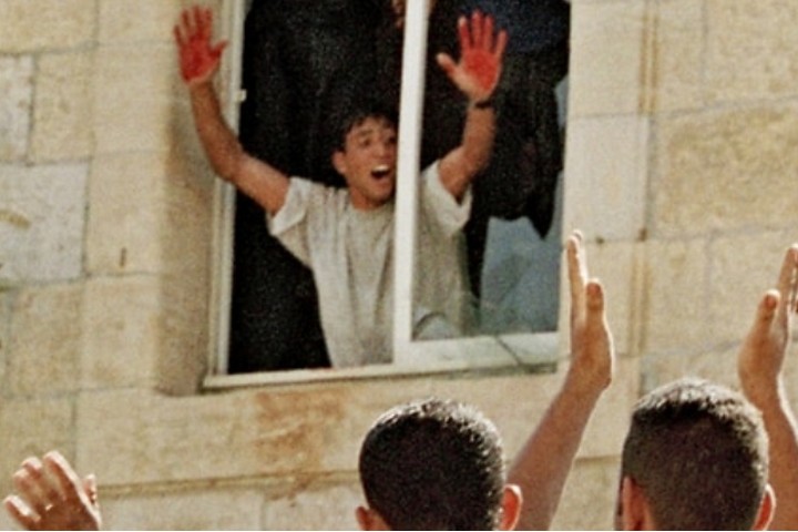 התמונה שהתקבעה כהוכחה ל"רצחנות" הפלסטינית. הלינץ' ברמאללה (ויקיפדיה)