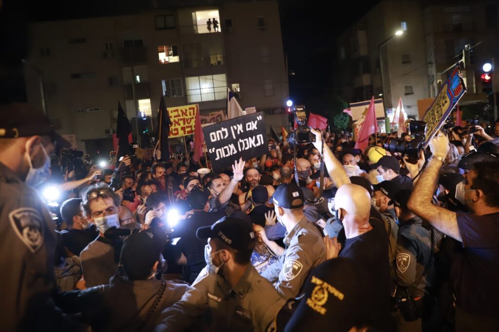 מפגינים מתעמתים עם המשטרה בערב בתל אביב במסגרת המחאות נגד נתניהו (צילום: אורן זיו)