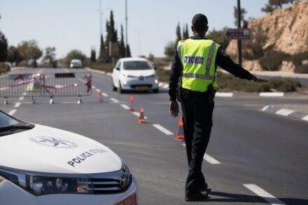 מה שאנחנו חווים היום, הוא מציאות יומיומית אצל הפלסטינים, רק פי אלף. מחסום משטרתי ליד ירושלים (צילום: נתי שוחט / פלאש 90)