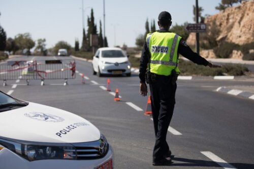 מה שאנחנו חווים היום, הוא מציאות יומיומית אצל הפלסטינים, רק פי אלף. מחסום משטרתי ליד ירושלים (צילום: נתי שוחט / פלאש 90)