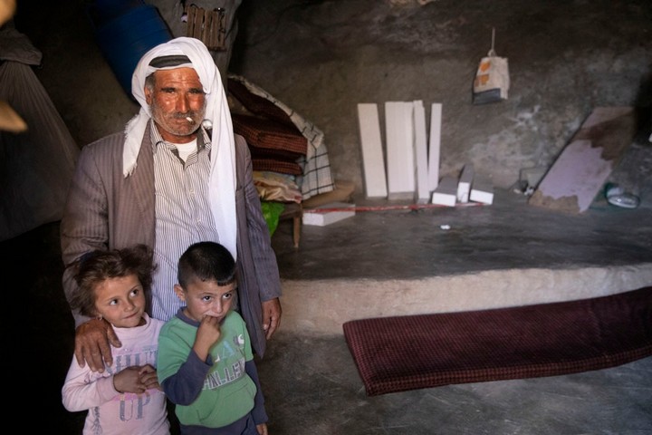 "עבר עוד יום בלי שגורשנו". משפחה במסאפר יטא בדרום הר חברון בשבוע שעבר (צילום: אורן זיו)