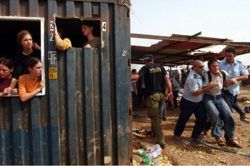 למשטרה ולמתנחלים יש מטרה משותפת. פינוי מאחז בחוות גלעד בגדה המערבית (צילום: פלאש 90)