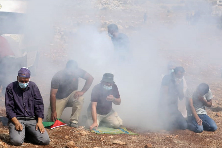 הצבא יורה גז מדמיע ישירות על מתפללים בבית דג'ן (צילום: אורן זיו)
