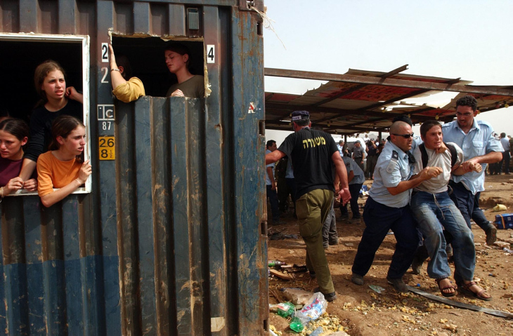 למשטרה ולמתנחלים יש מטרה משותפת. פינוי מאחז בחוות גלעד בגדה המערבית (צילום: פלאש 90)