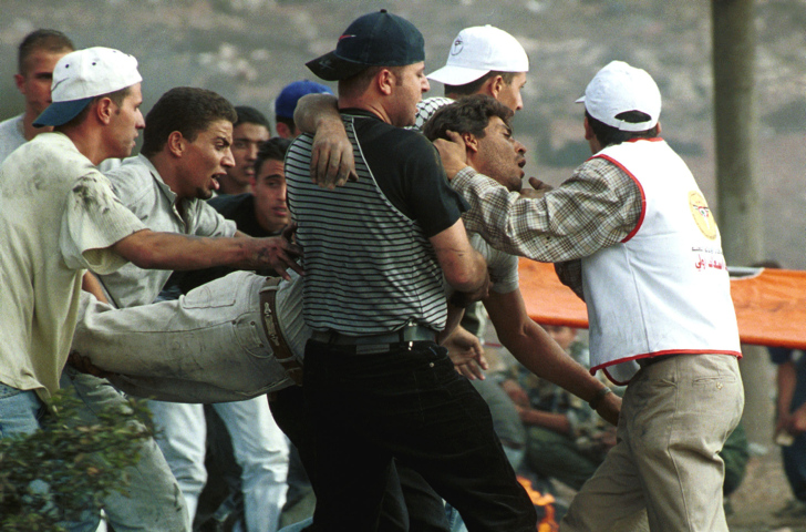 פלסטיני פצוע בעימות עם המשטרה בתחילת האינתיפאדה השנייה בצומת איו"ש (צילום: יולה מונקוב, פלאש90)