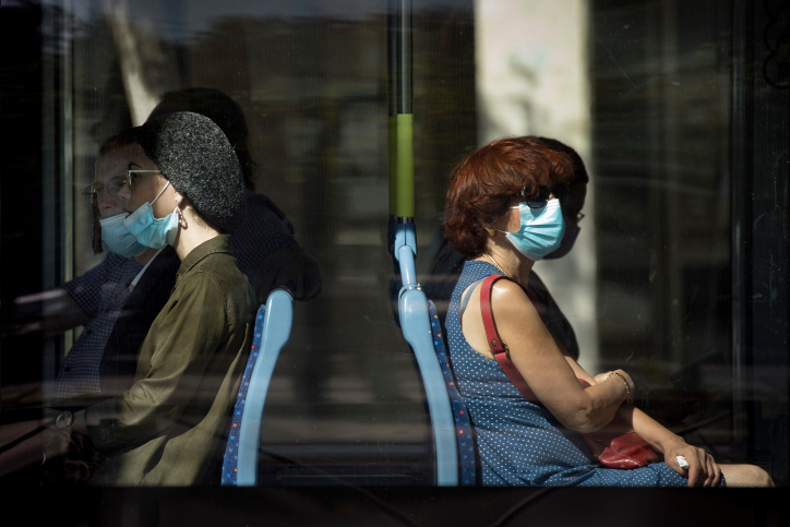 הקורונה ביססה את עצמה כמרחב ביניים חברתי. נוסעות ברכבת הקלה בירושלים (צילום: אוליביה פיטוסי / פלאש90)