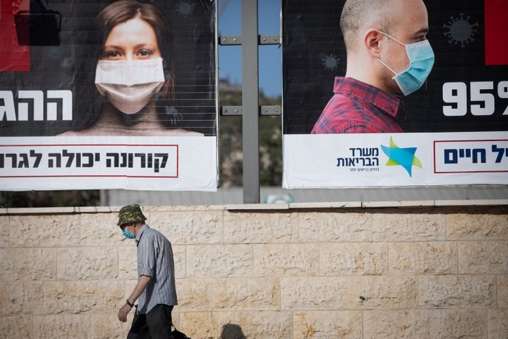 רק מעטים יודעים מאין בא השם covid19. כרזות של משרד הבריאות בירושלים (צילום: יונתן זינדל / פלאש90)