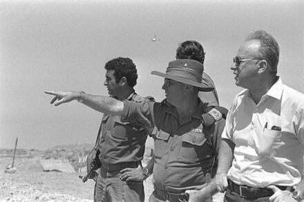 "הקושי הפסיכולוגי" לגרש לא מנע מרבין לפקד על מבצעי גירוש גם אחרי 1948. רבין בביקור בחזית הצפון כרש ממשלה ב-1977 (צילום: יעקב סער / לע"מ)