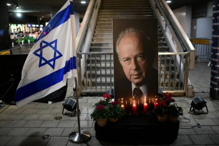 רבין אשם ברצח בכך שעורר מחלוקת בעם. טקס זיכרון במקום הרצח ליד כיכר רבין (צילום: תומר נויברג / פלאש 90)