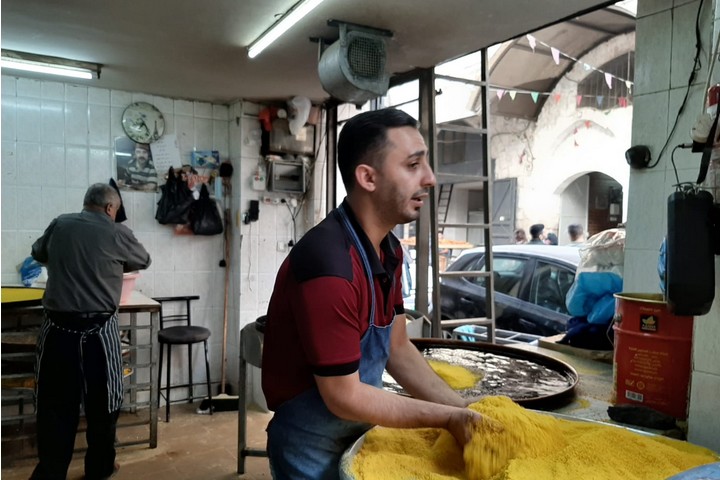 הפלסטינים בגדה התרגשו לראות את הפלסטינים מישראל חוזרים. חנות כנאפה בשכם (צילום: סוהא עראף)