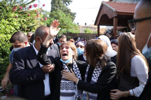 אשתו של סאיב עריקאת בהלוויתו ביריחו, ב-11 בנובמבר 2020 (צילום: אורן זיו)