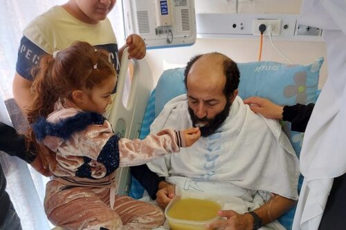 כלי שמערער את השליטה של כוחות הכיבוש. מאהר אלאח'רס חוזר לאכול אחרי 103 ימים של שביתת רעב. אוקטובר 2020 (צילום: מחמד אבו אסעד כנאענה)