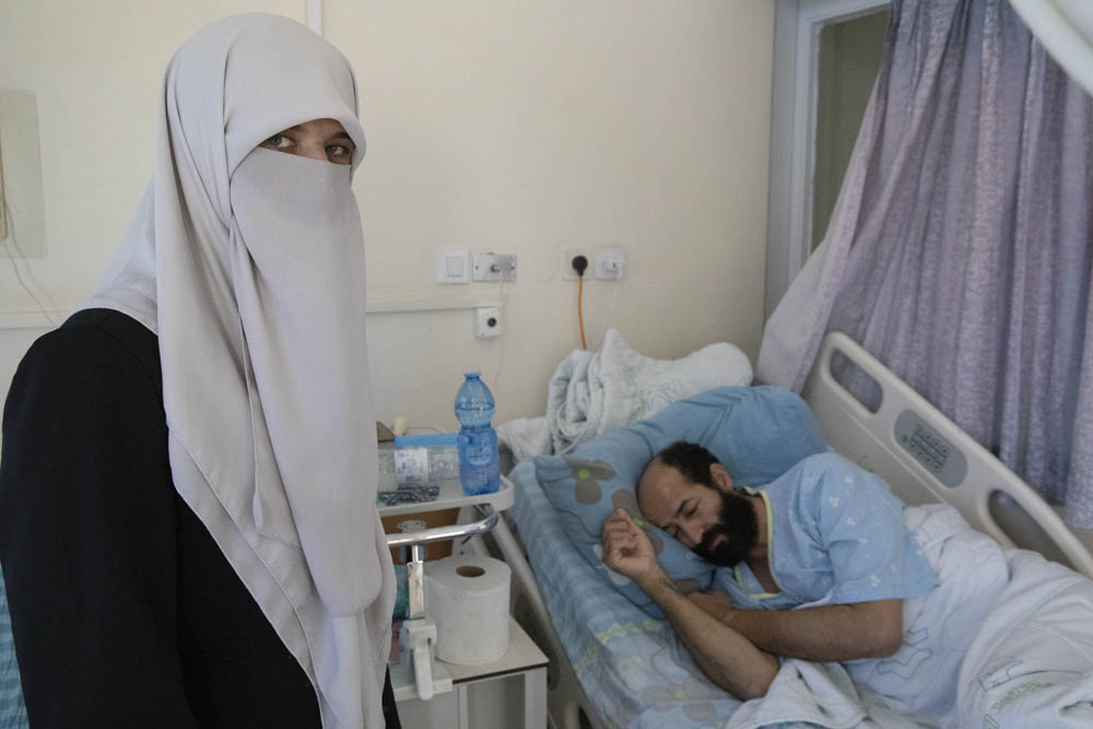 מאהר אל אח׳רס ואשתו תגריד, בבית החולים קפלן, אוקטובר 2020 (צילום: אורן זיו)