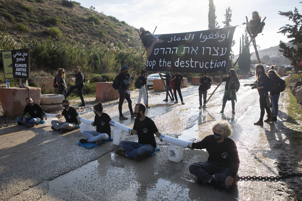 מפגיני ״אקלים אחד״ חוסמים את הכניסה למחצבת נחל רבה שבגדה המערבית (צילום: אורן זיו)